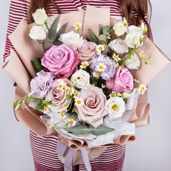 Rose Powder 50 cm Ecuador (Quicksand, Menta) - 3, Moody Blue Rose - 2, Lilac carnation - 5, lisianthus - 4, Chamomile - 1, Eucalyptus, Wrapping Paper