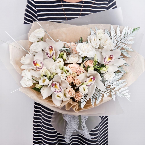Spray rose: white, cream, light pink 50 cm - 7, Carnation white, cream - 5, lisianthus - 4, Flask for orchids, Fern (1 pc.), Beargrass (1 pc.), Wrapping Paper
