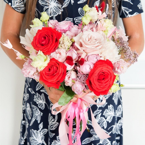Red rose Nina 50 cm - 4, Pink rose 50 cm - 5, Rose Powder 50 cm Ecuador (Quicksand, Menta) - 3, Carnation white, cream - 5, Bright pink spray rose mix, 50 cm - 1, Peony sprayrose - 2, Pink Lisianthus (Eustoma) - 2, Ozotamnus, Dried flowers in assortment, Ribbon