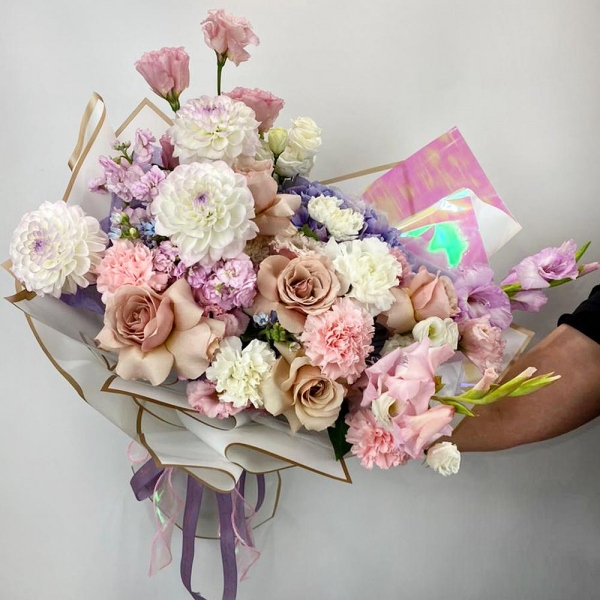 Blue/purple hydrangea - 1, lisianthus - 2, Pink Matthiola - 3, Rose Cream 50 cm - 7, Carnation white, cream - 6, White Dahlia - 4, Baltica White Spray Chrysanthemum - 5, Pink Gladiolus - 3, Pink Lisianthus (Eustoma) - 2, Pink carnation - 5, Oksipetalum, Wrapping Paper