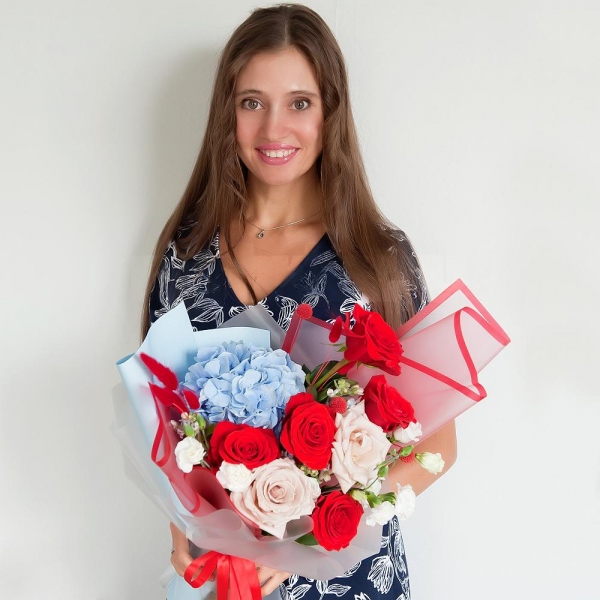 Blue/purple hydrangea - 1, Red rose 50 cm - 6, Rose Cream 50 cm - 4, lisianthus - 2, White spray carnation - 4, Waxflower (1 pc.), Dried flowers in assortment, Wrapping Paper, Ribbon