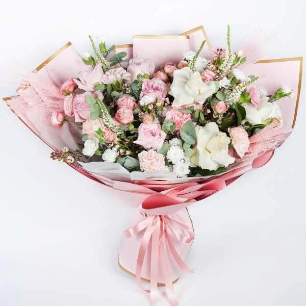 Peony rose pink 'OHara' - 6, Bright pink spray rose mix, 50 cm - 6, Carnation white, cream - 5, Baltica White Spray Chrysanthemum - 5, White rose 50 cm Ecuador - 5, White spray carnation - 8, Pink carnation - 6, Eucalyptus Cinerea, Veronica spray, Waxflower (1 pc.), Wrapping Paper, Dried flowers in assortment