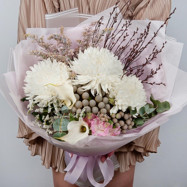 Magnum White Chrysanthemum - 3, Calla lilies - 2, Alstromeria white, soft pink - 5, Brunia Green Lanuginosa (1 pc.), Solidago (1 pc.), Ozotamnus, Limonium (1 pc.), Eucalyptus, Artificial branch, Wrapping Paper