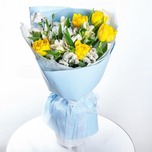 Yellow tulip - 7, Bacardi White Spray Chrysanthemum - 1, Alstromeria white, soft pink - 2, White spray carnation - 1, White statice, Wrapping Paper