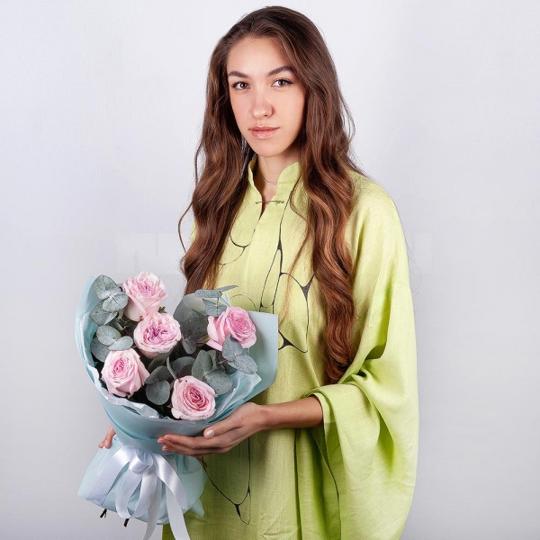 Роза пионовидная 'OHara' белая - 7, Эвкалипт, Современная упаковка