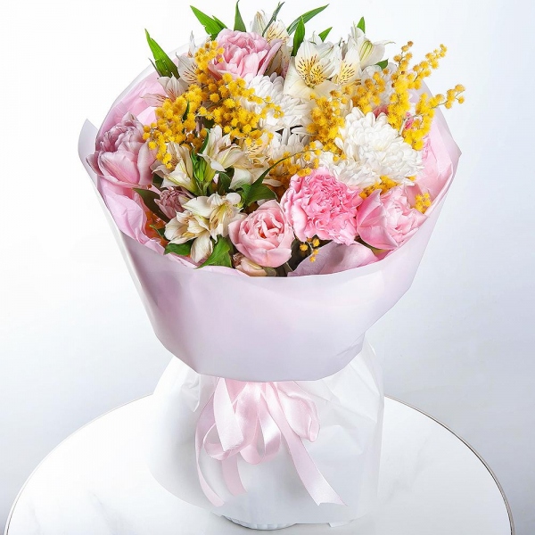 Хризантема кустовая Балтика белая - 1, Альстромерия белая, нежно-розовая - 4, Гвоздика розовая - 7, Тюльпан розовый - 7, Мимоза - 1, Современная упаковка