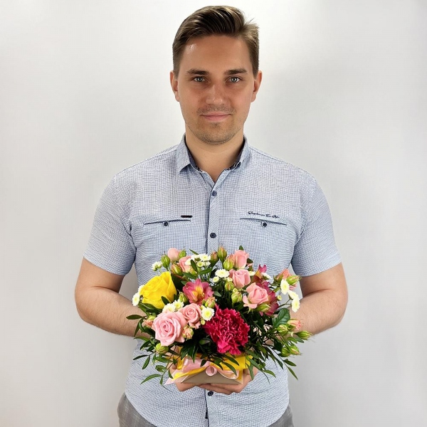 Yellow rose 50 cm - 2, Alstromeria Red, Bright Pink - 2, Bright pink spray rose mix, 50 cm - 1, Athos poms Stallion - 2, Pink carnation - 2, Oasis, Wrapping Paper, Pistachio
